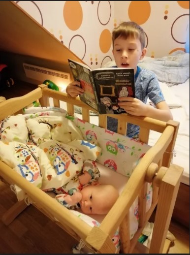laps loeb raamatut