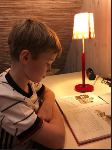 laps loeb raamatut