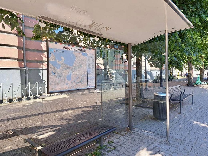 bussipeatus Tallinna Keskraamatukogu vahetus läheduses