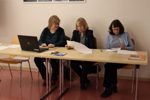 mälumängu hindamiskomisjon - kolm prouat istuvad laua taga reas